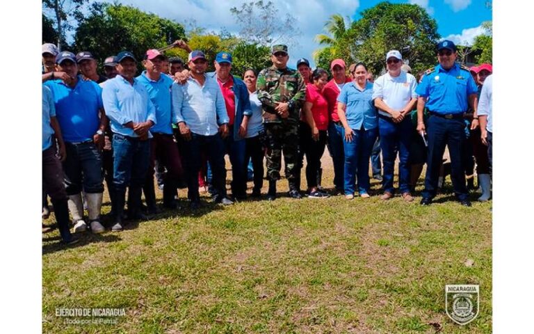 Ejército en reunión con autoridades municipales y productores, ganaderos y comerciantes