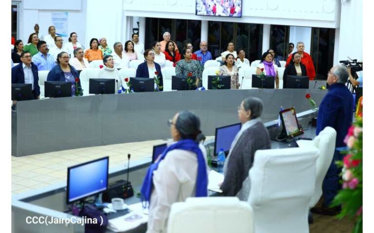 Ley que declara Heroínas Nacionales a las Mujeres que han dado y dan vida a la Patria