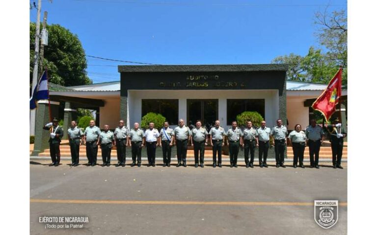 Acto de condecoración a oficiales del Ejército que pasan a la honrosa condición de retiro