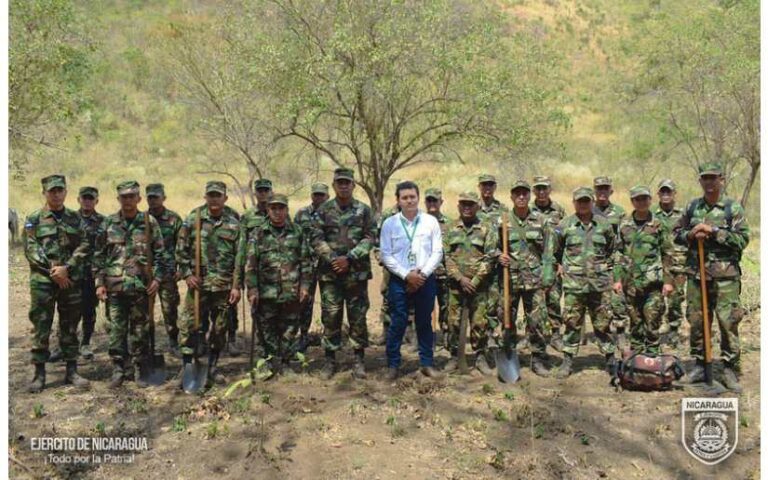 Ejército en jornada limpieza y reforestación en el costado suroeste de la laguna de Nejapa