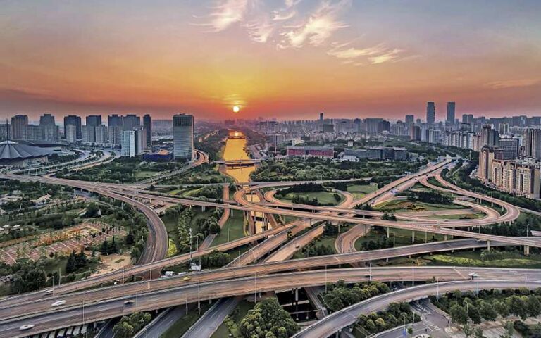 La economía china avanza firmemente hacia adelante y crea nuevas oportunidades de desarrollo