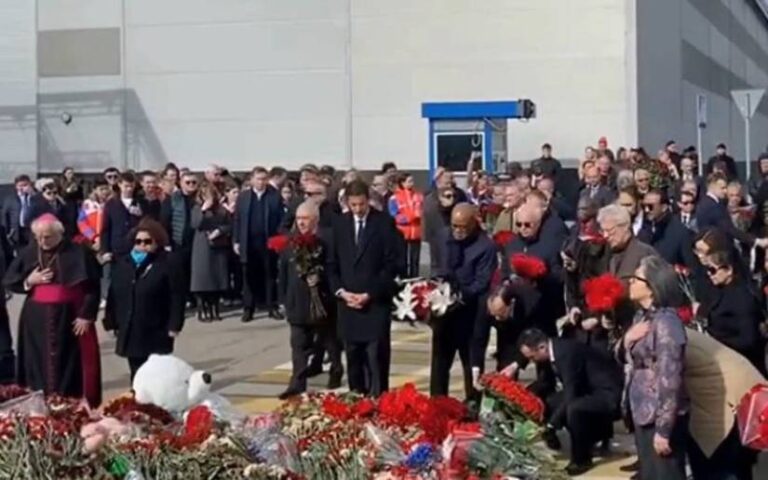 Misión diplomática de Nicaragua en la Federación de Rusia deposita flores por víctimas City Hall