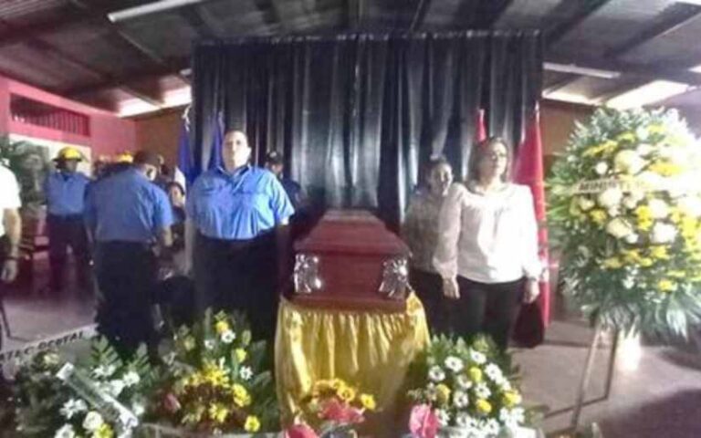 Ministerio del Interior realiza Guardia de Honor y deposita flores para compañero Carmelo Josué Amaya Jarquín