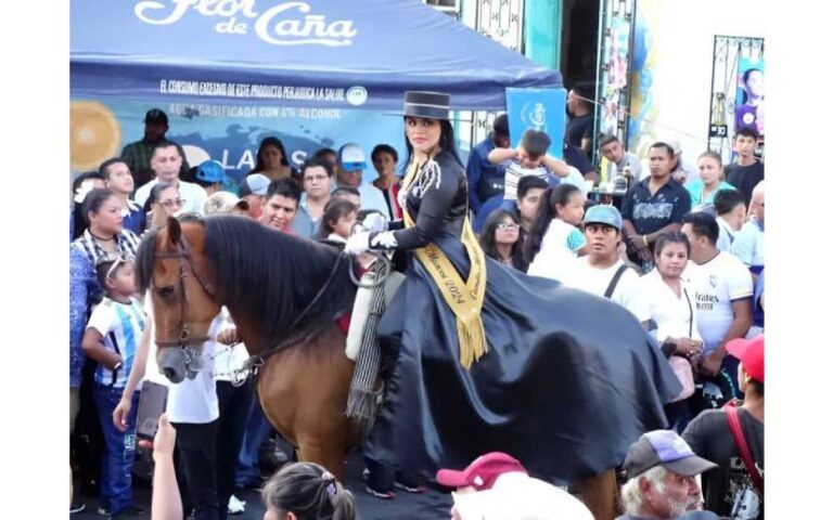 Celebran tradicional desfile hípico recorriendo las principales calles de San Marcos