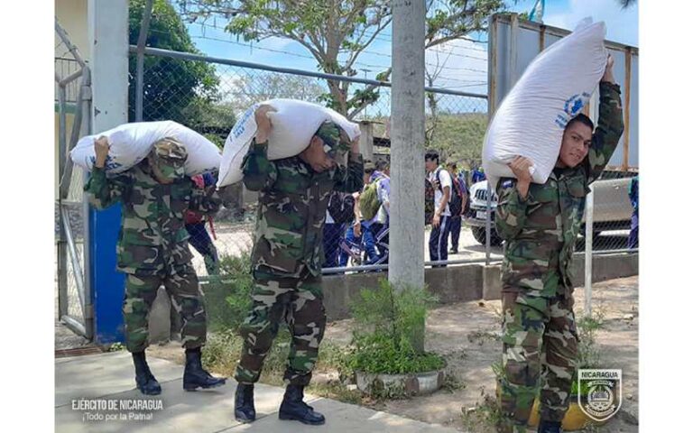 Sexto Comando Militar realiza descargue de merienda escolar en Jinotega