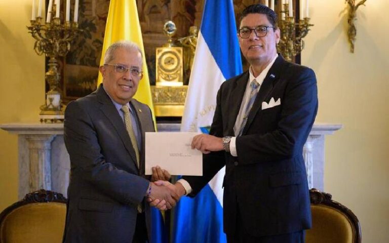 Compañero Harold Delgado presenta Copias de Estilo ante el Vicecanciller de Colombia