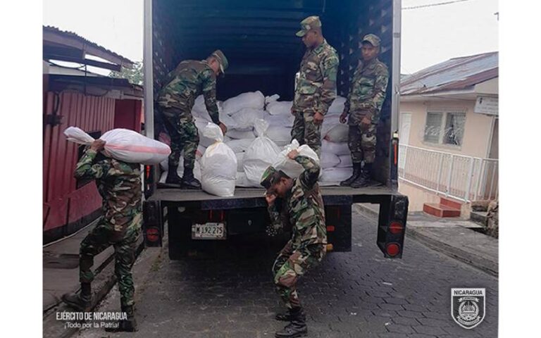 Ejército de Nicaragua realizó el descargue de 839 paquetes alimenticios en el auditorio “Gabriel Aguirre Marín”
