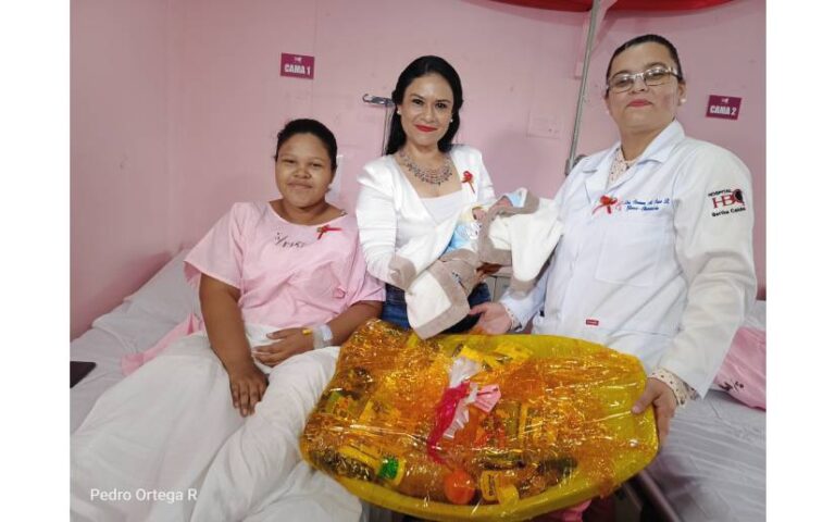 Entregan obsequios a madres que dieron a luz este 30 de mayo