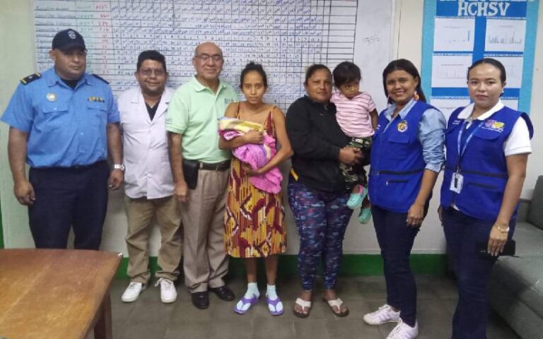 Autoridades entregan a la bebé Scarleth Estefanía Ruiz Espinoza a su abuela materna