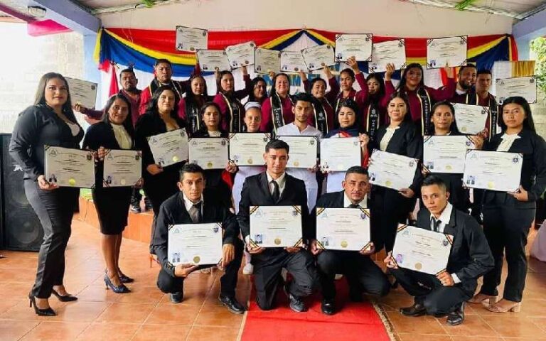 Entregan títulos a protagonistas del programa Universidad en el Campo de El Cuá