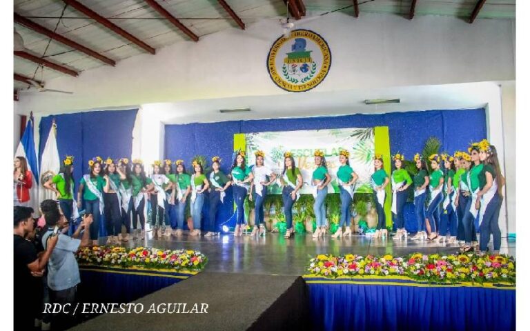 Eligen a la Reina de la Madre Tierra como parte del Concurso de Escuelas Verdes