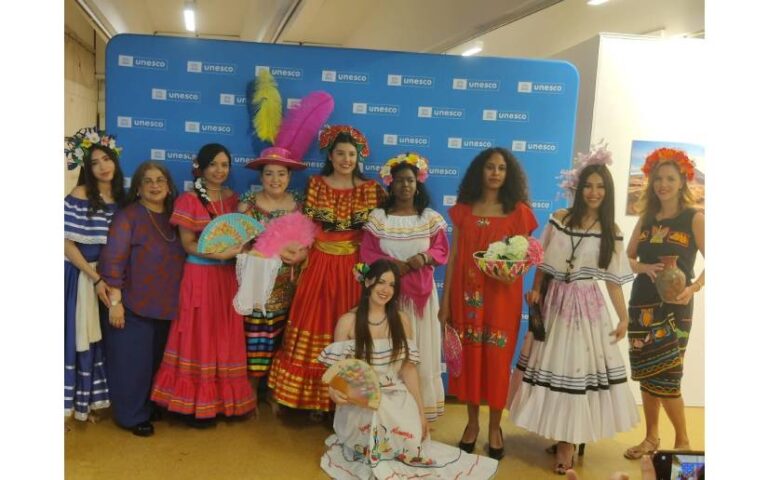 Nicaragua presenta desfile de huipiles en la Unesco