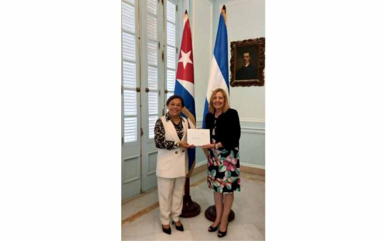 Presentamos Copias de Estilo ante la hermana República de Cuba