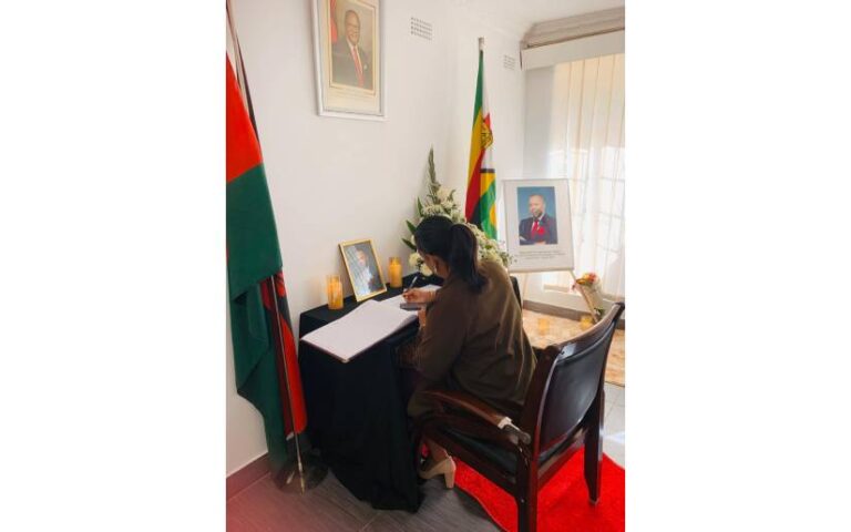 Embajadora nicaragüense firma libro de condolencias en la Embajada de Malaui en Zimbabue