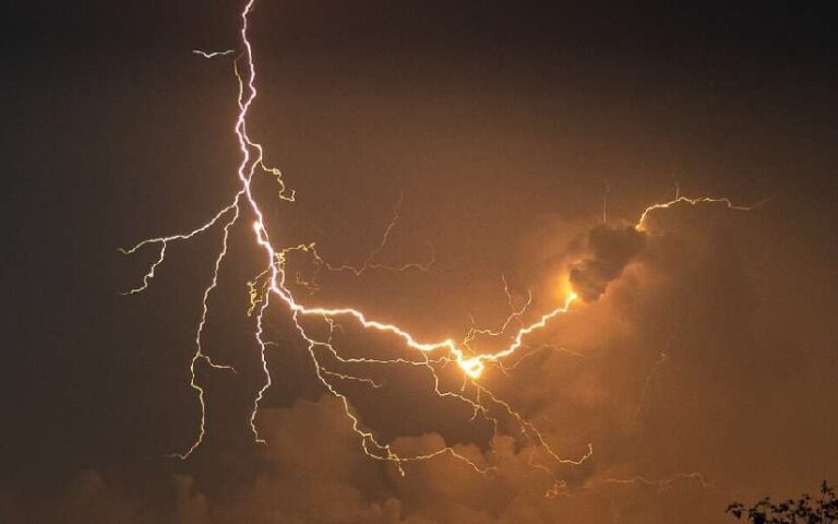 Dos adolescentes fallecen tras ser impactados por un rayo en Nueva Guinea