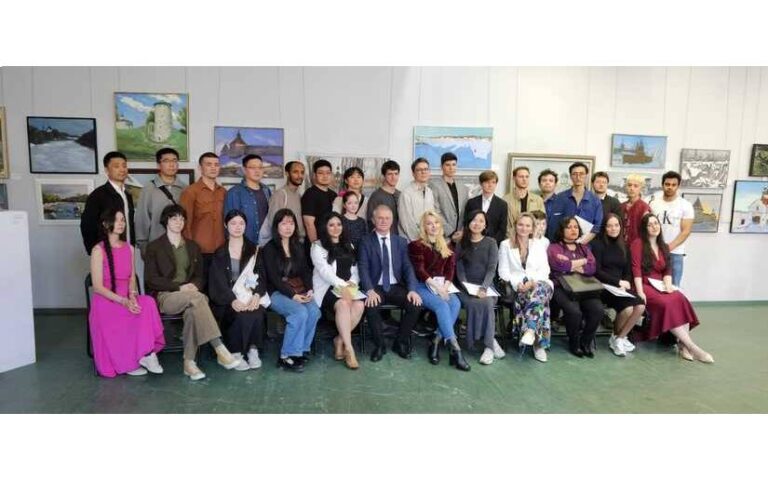 Obras de artista nicaragüense destaca en exhibición de pintura en Rusia