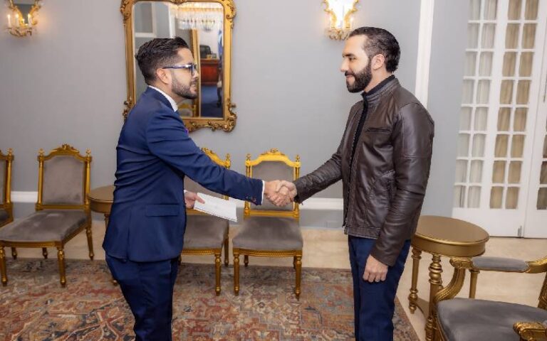 Compañero Luis Briones presentó cartas credenciales al Presidente de El Salvador