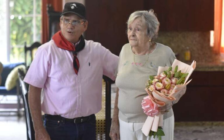 Autoridades visitan y entregan rosas a Doña María Haydée Terán