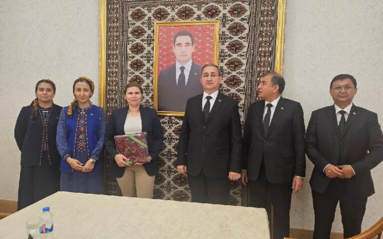 Embajadora Tatiana García visita universidades de Turkmenistán