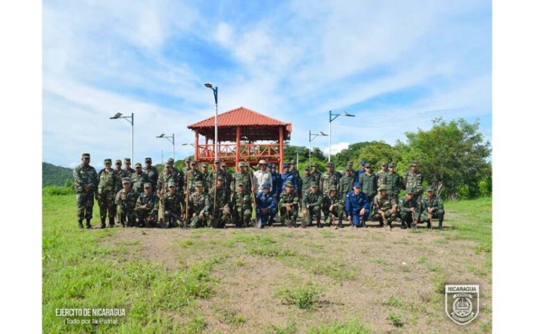 Brigada de Infantería Mecanizada participó en jornada de reforestación en el mirador de la laguna de Apoyeque