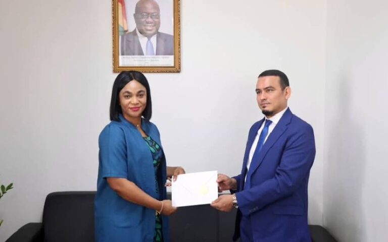 Compañero Luis Andino presenta Copias de Estilo ante la República de Ghana