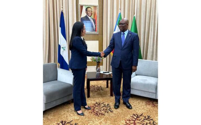 Compañera Darling Ríos presenta Copias de Estilo en Guinea Ecuatorial