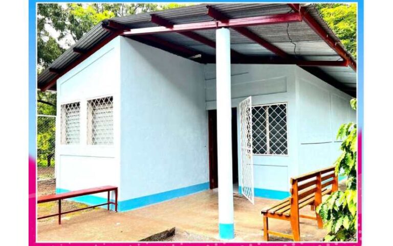 Inauguran mejoras de puesto de salud de León