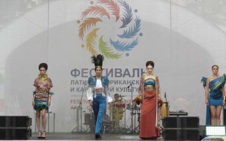 Nuestros diseñadores brillan en pasarela “Rusia-América Latina: Diseño a través de los Continentes”