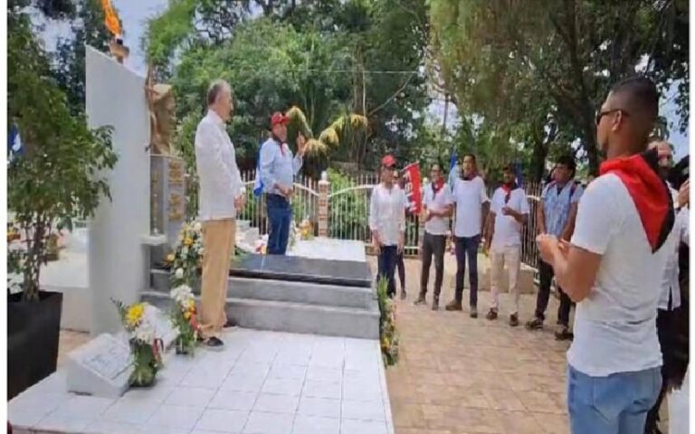 (+ Fotos) Visita del compañero Franco Jesús Rodríguez al monumentos del Comandante Gaspar García Laviana