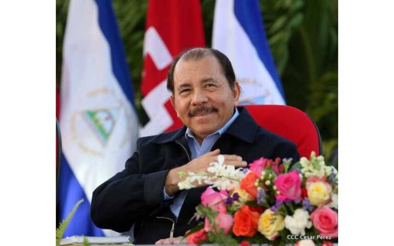 El poeta Laureado de Mandela, Zolani Mkiva, premió al presidente de Nicaragua