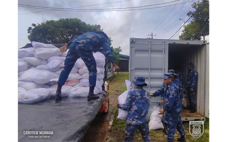 Ejército de Nicaragua descarga paquetes alimenticios en la Costa Caribe Sur