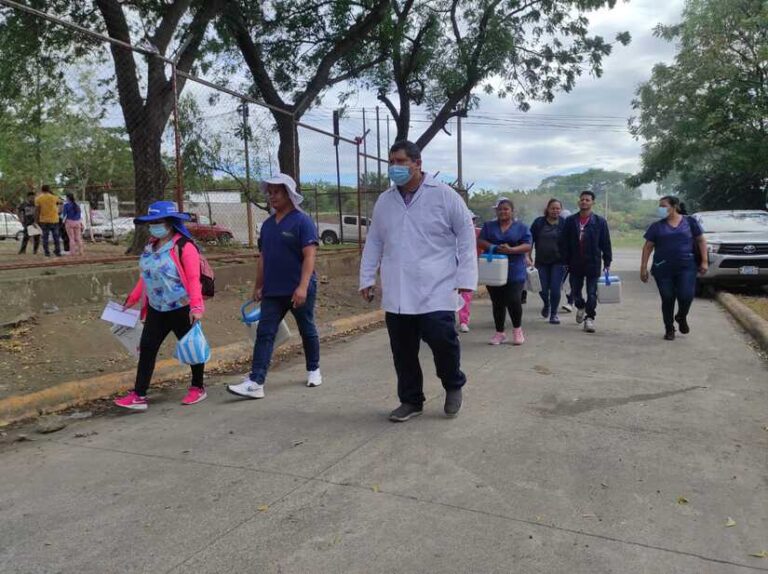 En víspera de Nochebuena, vacunan contra la Covid19 a familias de Tipitapa