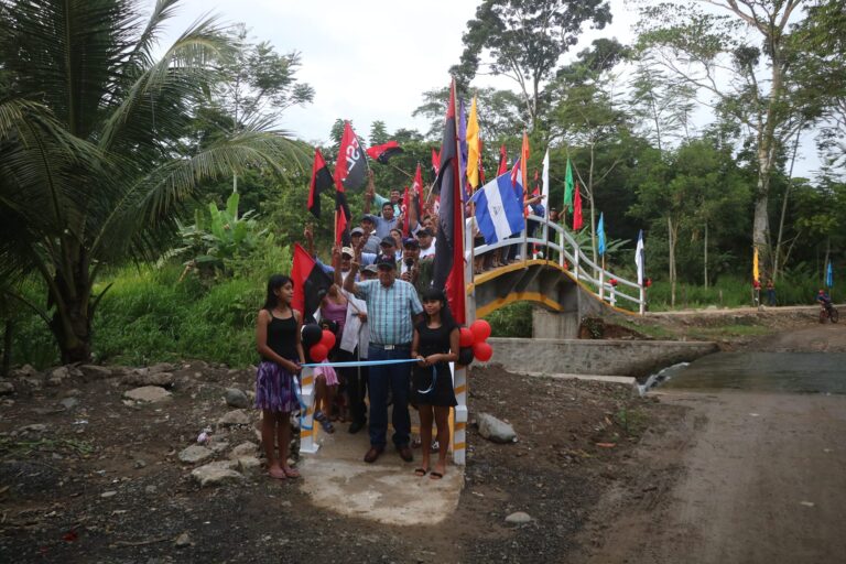 Inauguran puente peatonal en el barrio San Pablo en Siuna