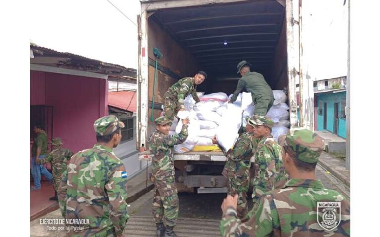 Destacamento Militar Sur realiza el descargue de paquetes alimenticios en San Carlos