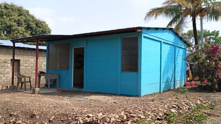 Entregan 11 viviendas dignas a familias de Juigalpa