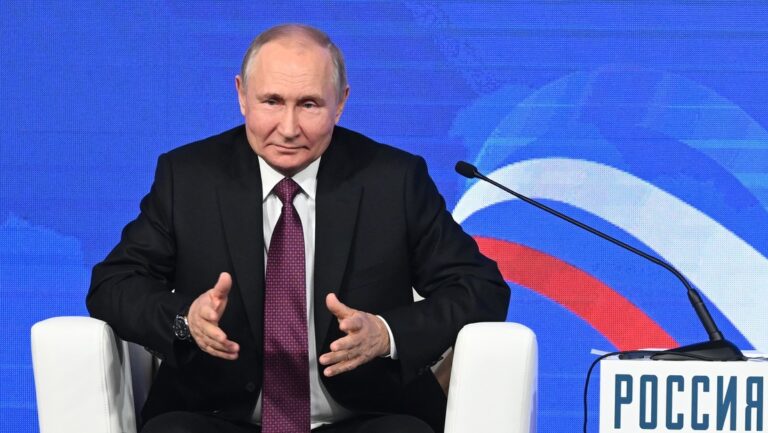 Putin asegura que Occidente sigue intentando doblegar a Rusia