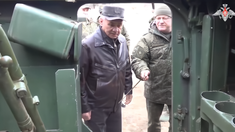 Rusia inspecciona armamento incautado a fuerzas ucranianas