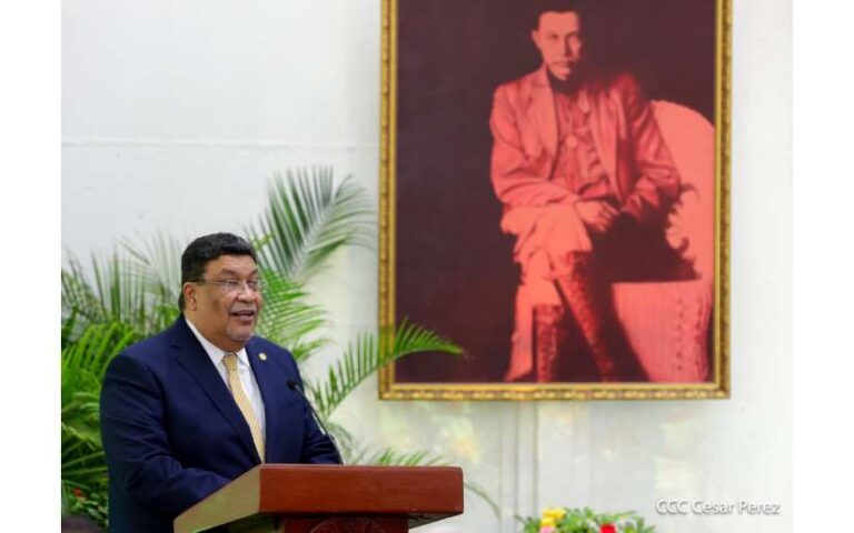 Canciller Jaentschke muestra sus respetos al Cuerpo Diplomático del país