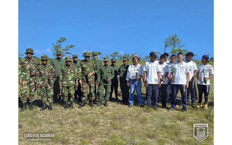 Jornada de reforestación ambiental en la cuenca de la Poza Verde, Puerto Cabezas