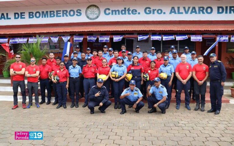 Bomberos se capacitan en rescate de personas en accidentes de tránsito