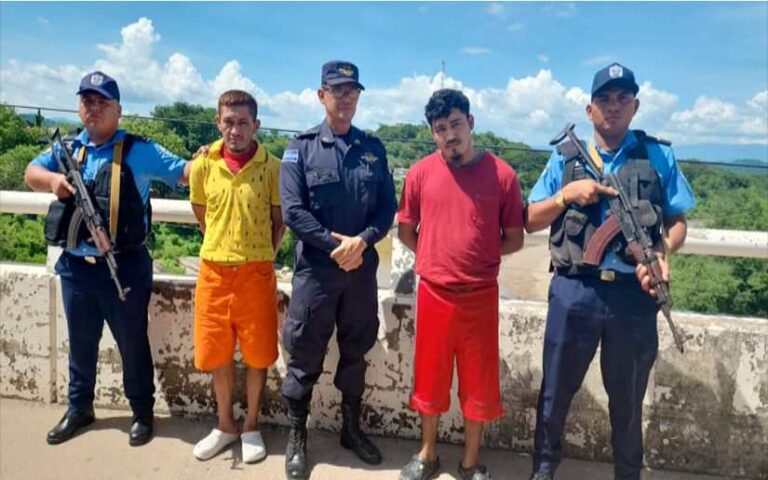 Policía Nacional entrega a las autoridades salvadoreñas a dos sujetos miembros de la mara MS-13