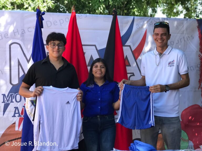 Entrega uniformes deportivos a futbolistas