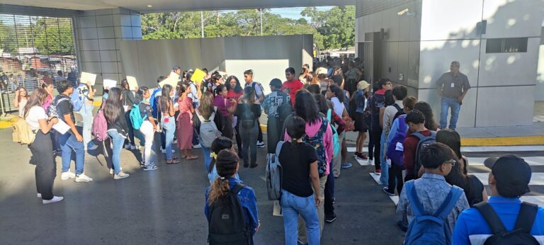 Rosario destaca inicio de clases en la Universidad Nacional Casimiro Sotelo