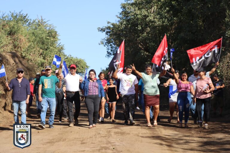 Familias de la comunidad Lechecuagos inauguran 1.5 kilómetros de reparación de camino