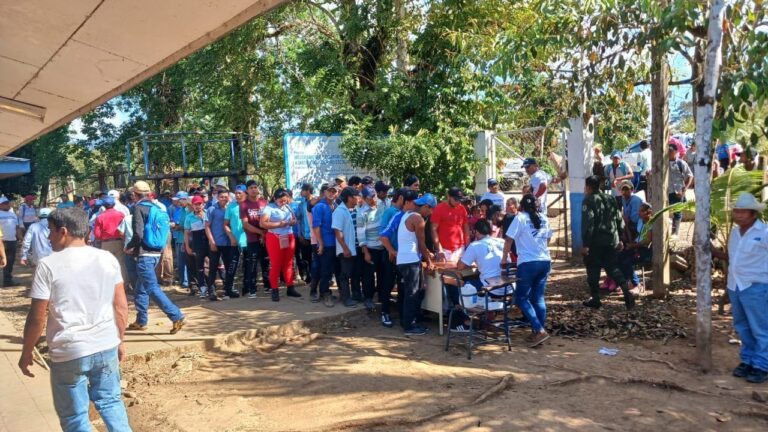 Ciudadanos de Siuna y Rosita acuden a ejercer su voto