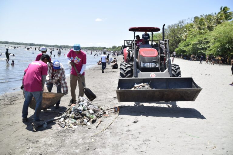 Alcaldía de Granada realiza limpieza constante en las costas del Lago Cocibolca
