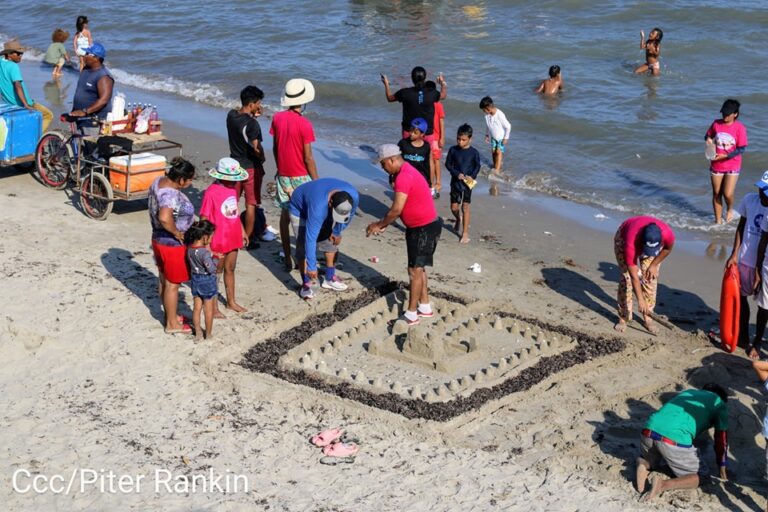 Realizan concurso de escultura de arena en Bilwi