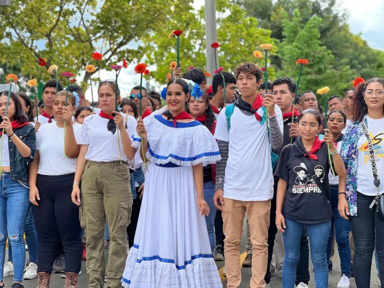 Juventud Sandinista rinde homenaje a doña Lidia Saavedra