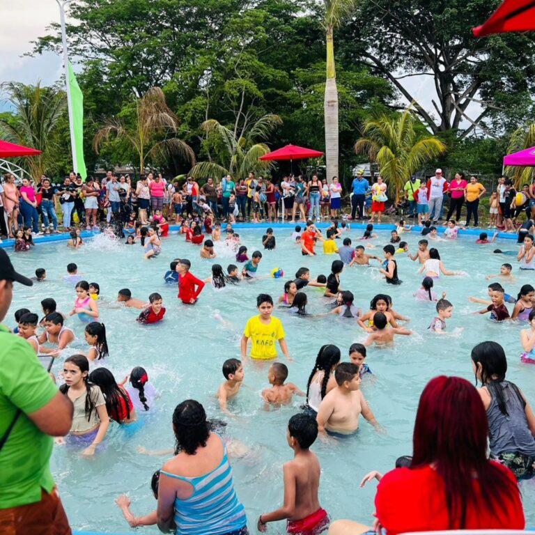 Familias de Estelí inauguran dos piscinas en el Parque de la Familia y la Comunidad