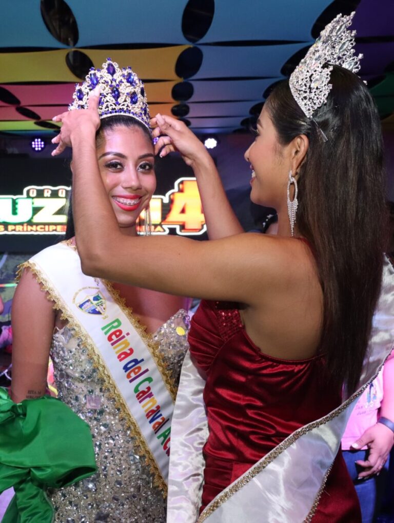 Michelle Maradiaga se corona como Reina del Carnaval Acuático en San Carlos